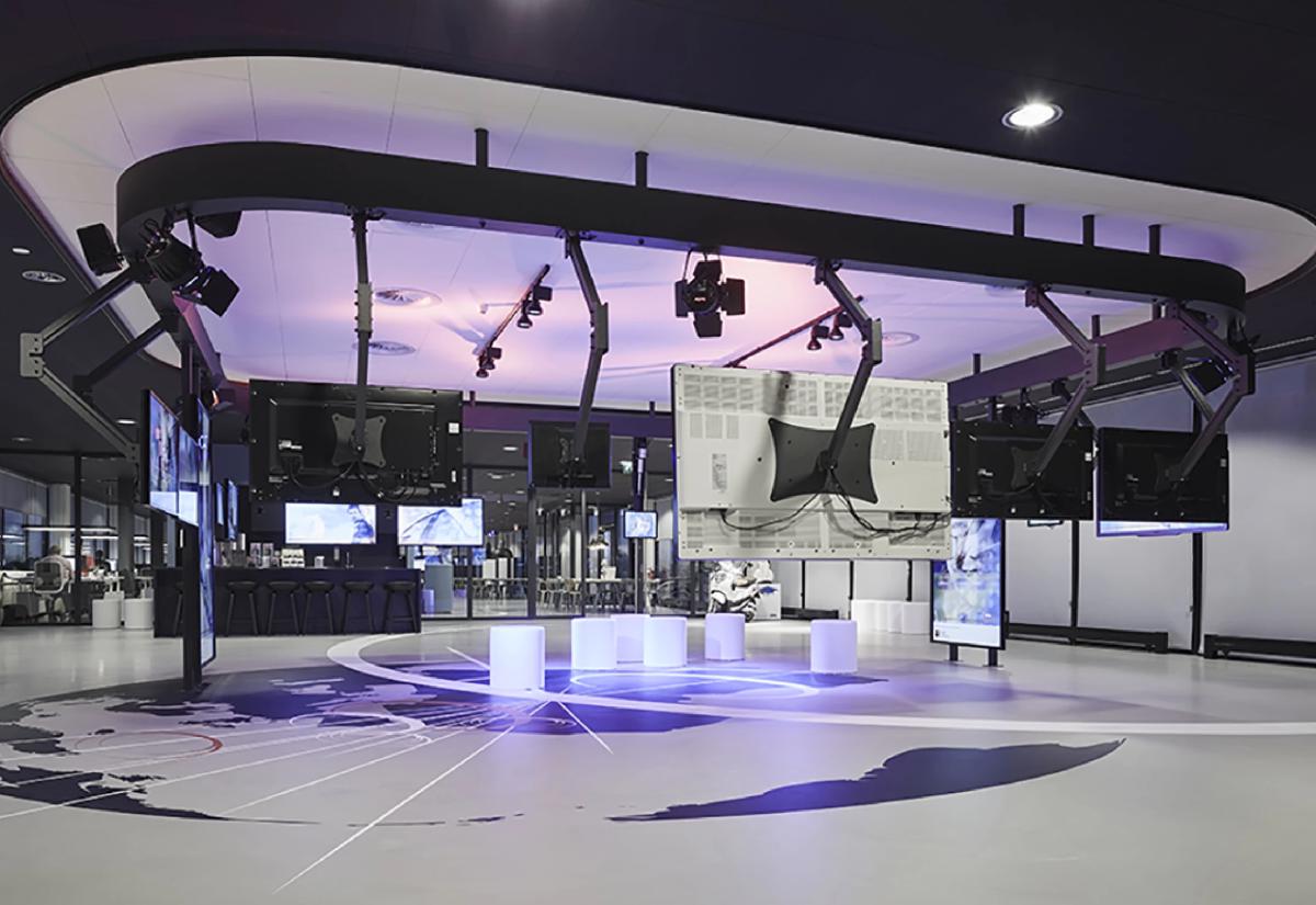 Technische regie-installatie met schermenrig